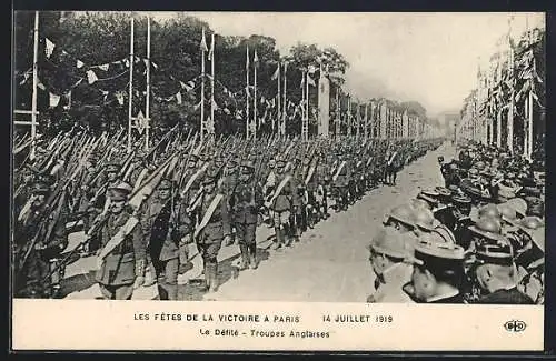 AK Paris, Siegesparade / Fete de la Victoire, englische Infanterie paradiert mit Truppenfahnen