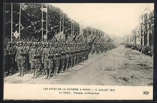 AK Paris, Siegesparade / Fete de la Victoire, amerikan. Soldaten paradieren mit Truppenfahnen