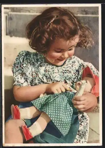 AK Mädchen bemuttert seine Puppe