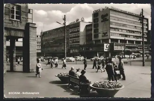 AK Bochum, Rathausplatz mit Passanten
