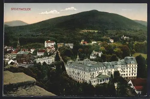 AK Badenweiler, Blick auf den Ort mit Berg im Hintergrund
