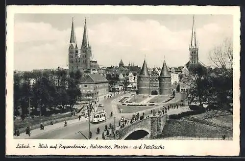 AK Lübeck, Blick auf Puppenbrücke mit Strassenbahn, Holstentor, Marien- und Petrikirche
