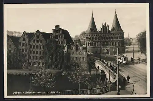 AK Lübeck, Strassenbahn am Salzspeicher mit Blick auf das Holstentor