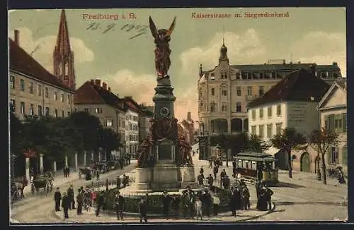 AK Freiburg i. B., Partie beim Siegesdenkmal mit Strassenbahn