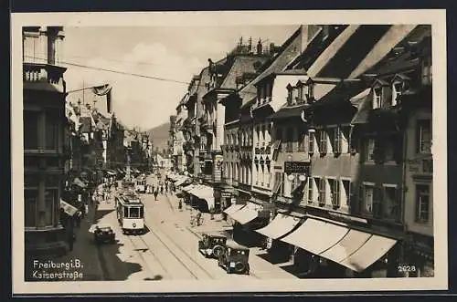 AK Freiburg i. B., Kaiserstrasse mit Geschäften und Strassenbahn