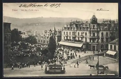 AK Trier, Strassenbahn an der Porta nigra