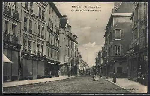 AK Troyes, Rue-Emile Zola, Strassenbahn