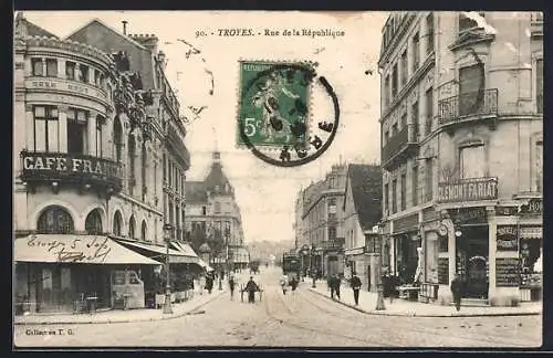 AK Troyes, Rue de la Republique, Strassenbahn