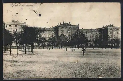 AK Hildesheim, Kaserne I. mit Vorplatz und Passanten