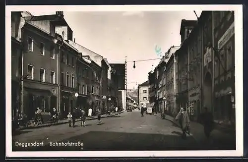AK Deggendorf, Bahnhofstrasse mit Passanten, Radfahrer
