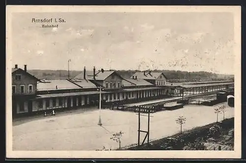 AK Arnsdorf i. Sa., Bahnhofsgebäude mit Bahnsteigen