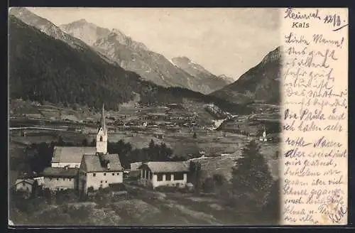 AK Kals, Teilansicht mit Kirche und Blick über Wiesen auf Berge und Wälder