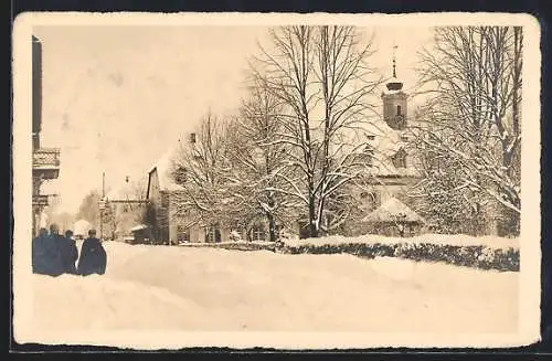 AK Königsfeld / Schwarzwald, Zinzendorfplatz vor dem Kirchsaal im Winter