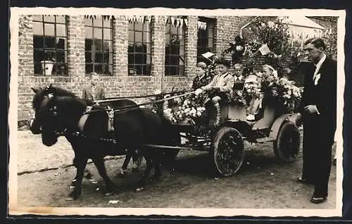 Foto-AK Steinfurth / Bad Nauheim, Ponnywagen mit Kindern bei der Steinfurther Rosenschau 1954