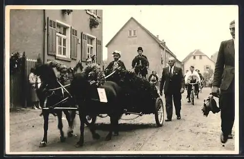 Foto-AK Steinfurth / Bad Nauheim, Szene vom Umzug bei der Steinfurther Rosenschau 1954