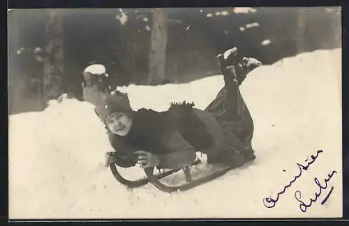 AK Junges Mädchen im Bauchklatscher auf einem Schlitten