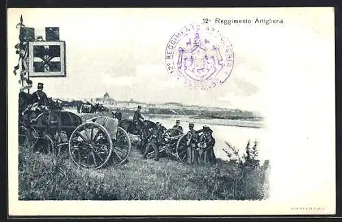 AK 12. Reggimento Artiglieria, Artillerie richtet Geschütz am Ufer ein, Stempel des Regiments
