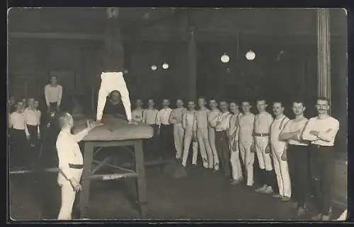 AK Männer beim Turnen in einer Turnhalle