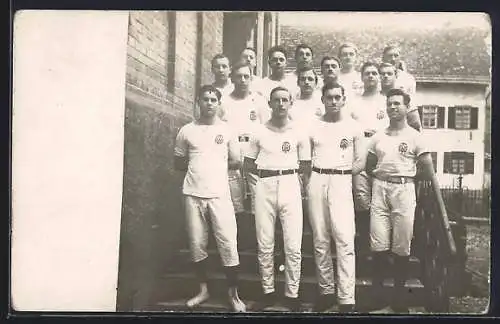 AK Gruppe Männer als Turner im Dress