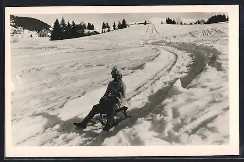 AK Mädchen auf einem Schlitten bei der Abfahrt