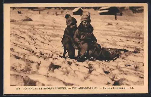 AK Zwei kleine Kinder auf einem Schlitten