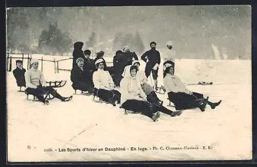 AK Junge Leute auf Schlitten vor der Abfahrt