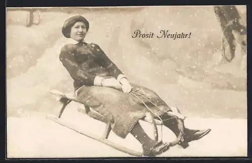 AK Frau auf einem Schlitten bei der Abfahrt