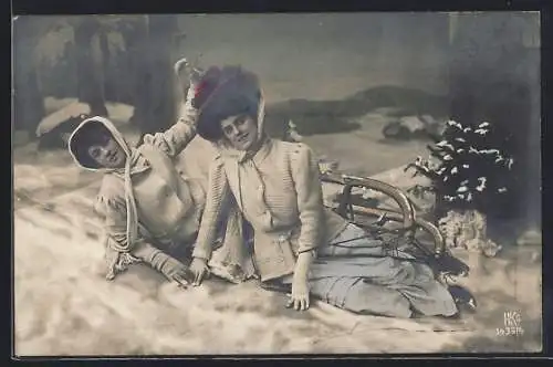 AK Zwei junge Frauen stürzen von ihrem Schlitten