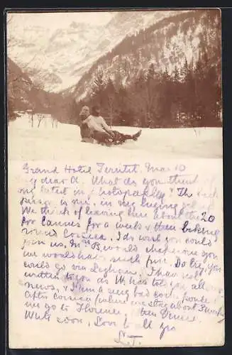 AK Zwei junge Leute bei der Abfahrt auf einem Schlitten