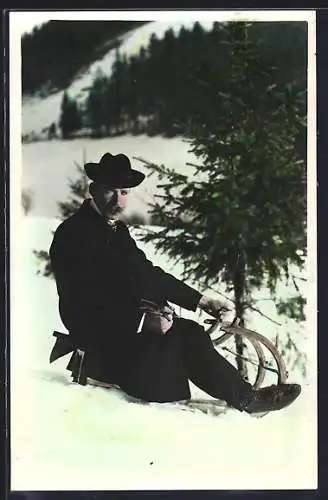AK Mann mit Hut auf einem Hörner-Schlitten