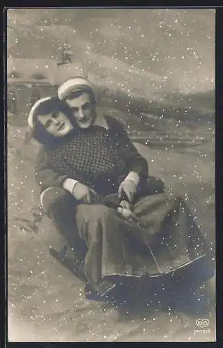 AK Liebespaar auf einem Schlitten