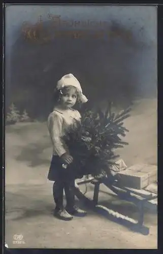 AK Mädchen mit Geschenken und Weihnachtsbaum auf ihrem Schlitten