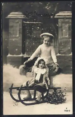 AK Prosit Neujahr, zwei Mädchen mit Schlitten