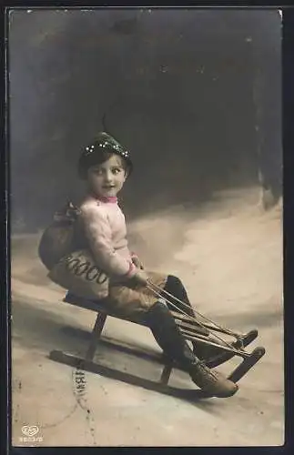 AK Mädchen auf einem Schlitten bei glücklicher Fahrt ins neue Jahr