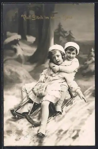 AK Zwei Mädchen auf einem Schlitten mit viel Glück im neuen Jahr