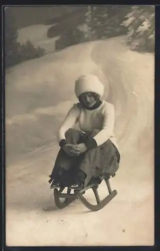 AK Mädchen in Fahrt auf einem Schlitten