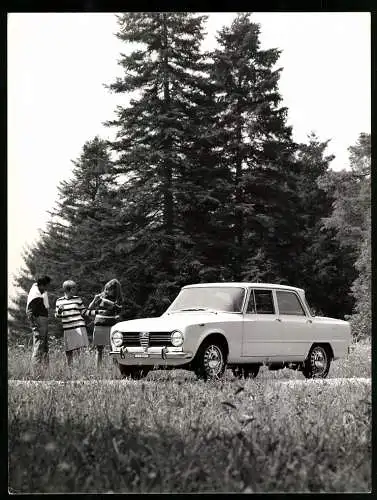 Fotografie Auto Alfa Romeo Giulia 1300 ti, Mann mit hübschen Frauen auf Spritztour, Werkfoto