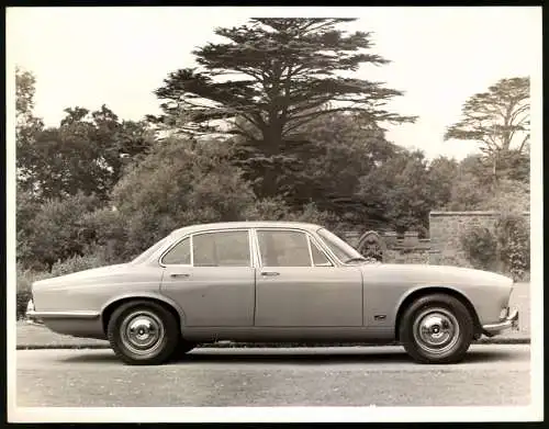 Fotografie Auto Jaguar XJ6 Saloon, Seitenansicht Luxus-Limousine mit 2800ccm Motor, Werkfoto