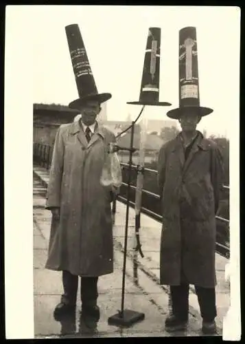 Fotografie Wissenschaftler mit Versuchsaufbau und Pylonen als Hut