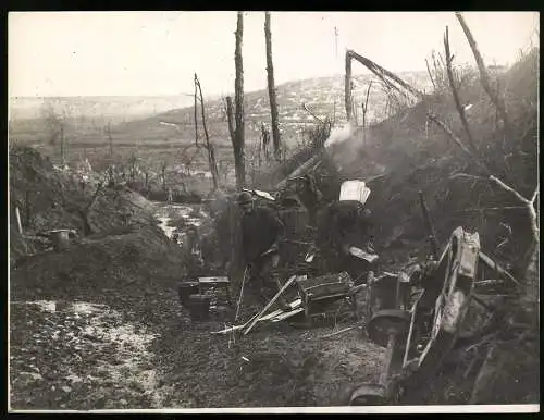 Fotografie englische Soldaten durchkämmen zerbombtes Gebiet / Schützengraben und sammeln Trümmer