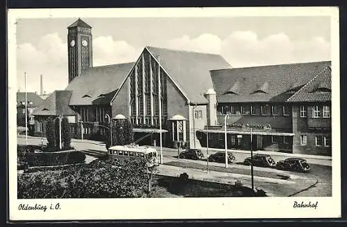 AK Oldenburg / Old., Bahnhof der Ortschaft, Bus und Autos