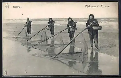 AK La Panne, Pêcheuses de Crevettes, Garnelenfischerinnen bei der Arbeit
