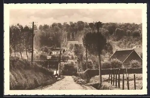 AK Montroeul-au-Bois, La masse du sanctuaire tranche sur la toile de fond de la colline boisée