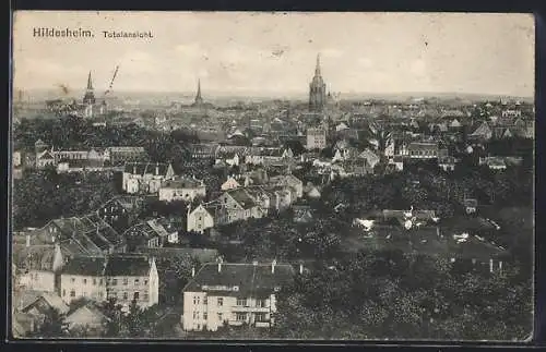 AK Hildesheim, Totalansicht mit Häusern und Kirchtürmen aus der Vogelschau