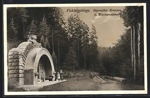 AK Warmensteinach /Fichtelgebirge, Bayreuther Brunnen mit Passanten