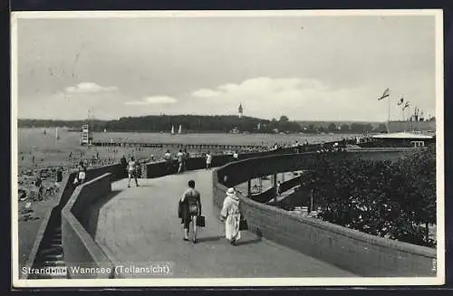 AK Berlin, Teilansicht des Strandbades Wannsee, Ehepaar auf dem Weg zum Strand