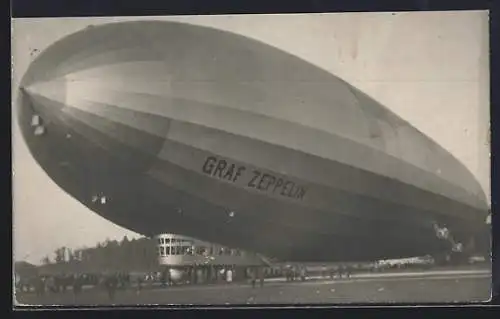 Foto-AK Luftschiff Graf Zeppelin auf einem Flugfeld