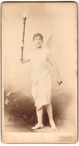 Fotografie Dr. Szekely, Wien, Stella Hohenfels im Stück Ein Traumbild als Engel mit Fackel
