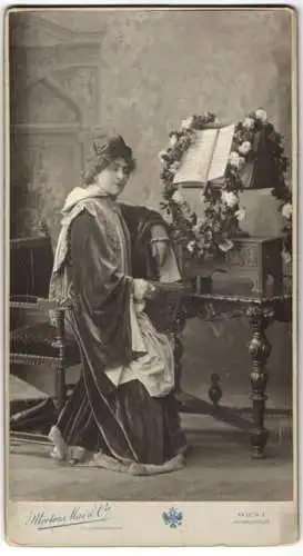 Fotografie Mertens Mai & Cie., Wien, Stella Hohenfels Freifrau Hohenfels-Berger im Stück Novella d`Andrea