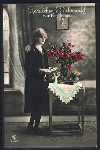 AK Junge Frau liest in ihren Glückwunschkarten am Tag ihrer Konfirmation